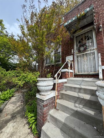 819 E 221st Street, Bronx, NY 10467