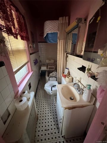 819 E 221st Street, Bronx, NY 10467