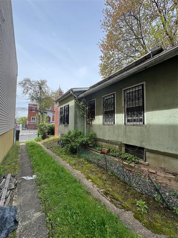 819 E 221st Street, Bronx, NY 10467