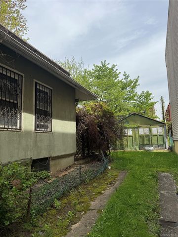 819 E 221st Street, Bronx, NY 10467