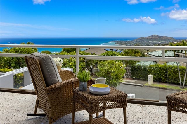 626 Kahiau Loop, Honolulu, HI 96821