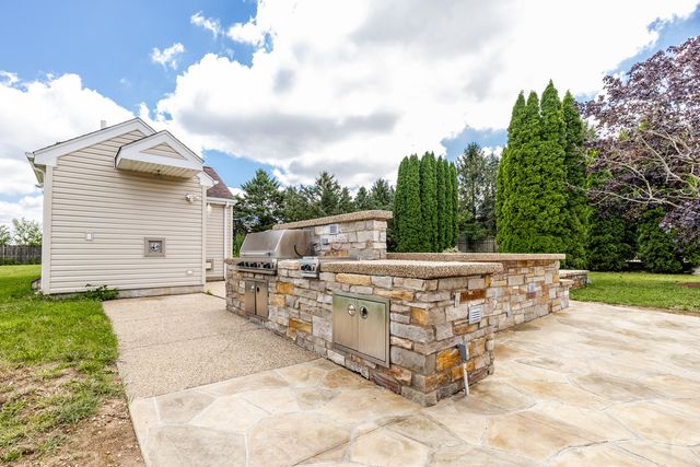 704 N Rose Farm Road, Woodstock, IL 60098