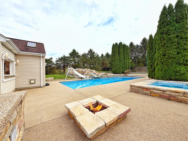 704 N Rose Farm Road, Woodstock, IL 60098