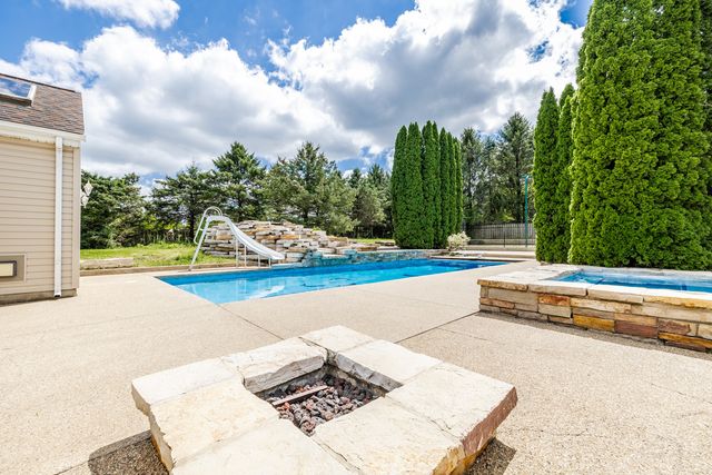 704 N Rose Farm Road, Woodstock, IL 60098