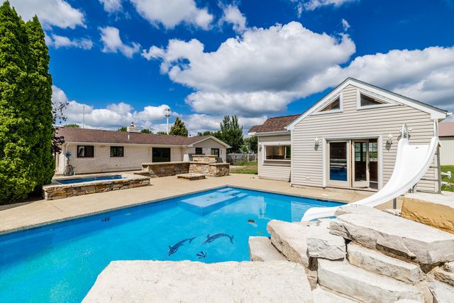 704 N Rose Farm Road, Woodstock, IL 60098