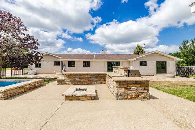 704 N Rose Farm Road, Woodstock, IL 60098