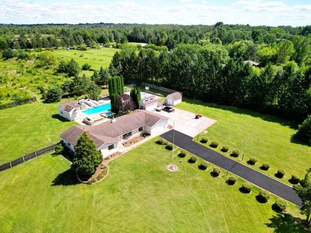 704 N Rose Farm Road, Woodstock, IL 60098