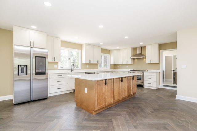 704 N Rose Farm Road, Woodstock, IL 60098