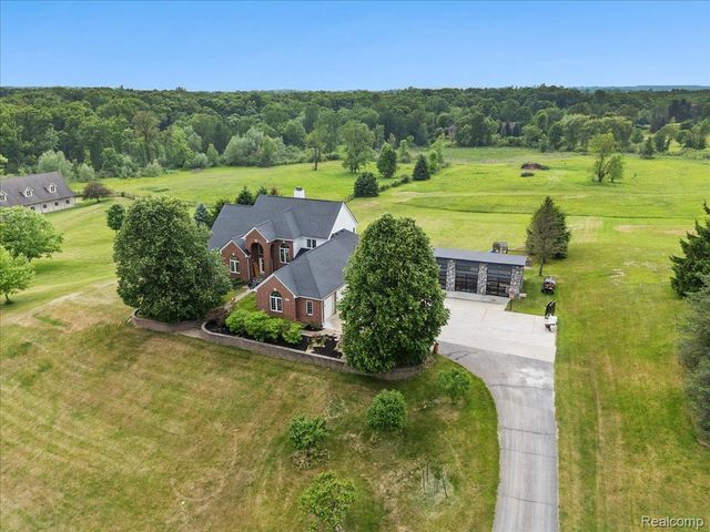 2160 W Buell Road, Oakland Charter Township, MI 48363