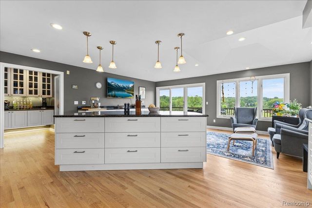 2160 W Buell Road, Oakland Charter Township, MI 48363