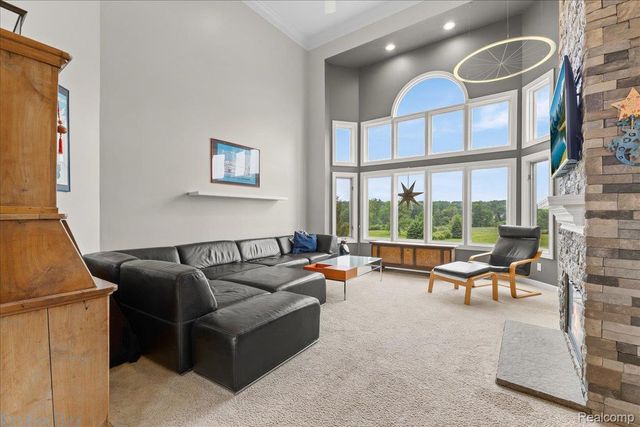 2160 W Buell Road, Oakland Charter Township, MI 48363