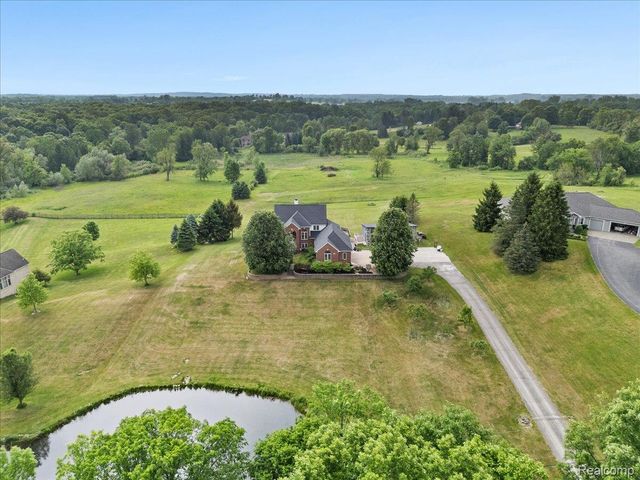 2160 W Buell Road, Oakland Charter Township, MI 48363