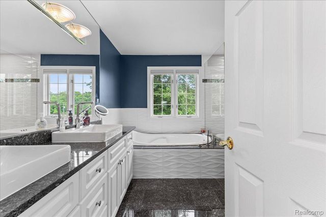 2160 W Buell Road, Oakland Charter Township, MI 48363