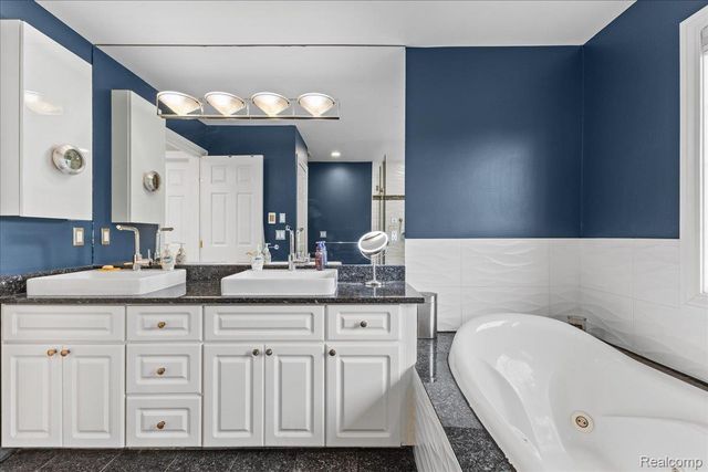 2160 W Buell Road, Oakland Charter Township, MI 48363
