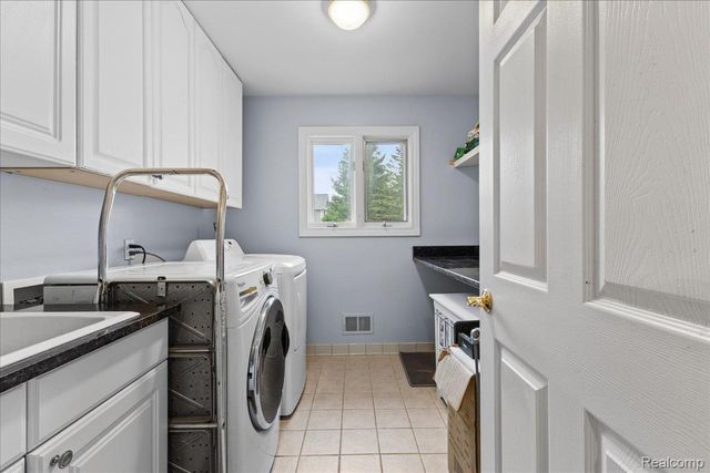 2160 W Buell Road, Oakland Charter Township, MI 48363