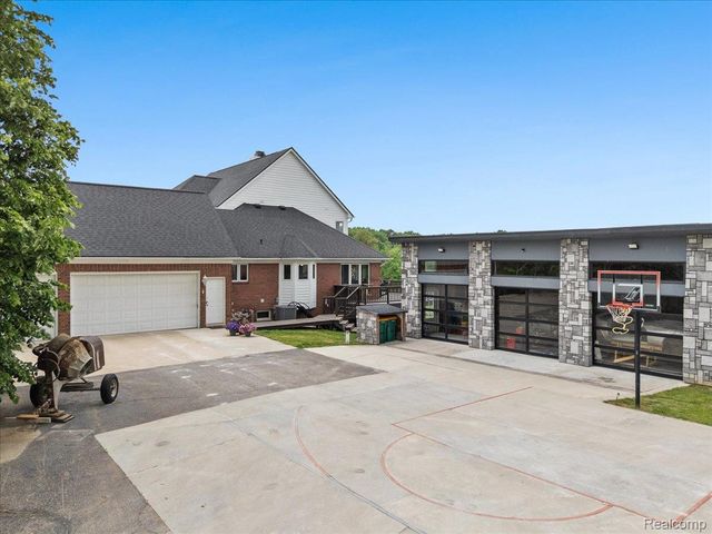 2160 W Buell Road, Oakland Charter Township, MI 48363