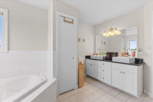 2160 W Buell Road, Oakland Charter Township, MI 48363