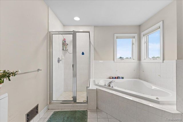 2160 W Buell Road, Oakland Charter Township, MI 48363