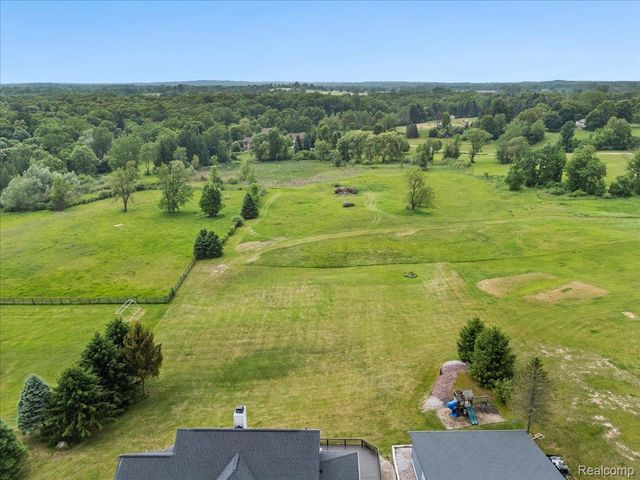 2160 W Buell Road, Oakland Charter Township, MI 48363