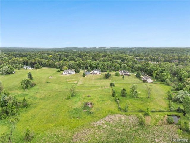 2160 W Buell Road, Oakland Charter Township, MI 48363