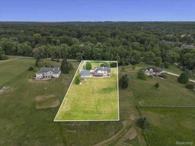 2160 W Buell Road, Oakland Charter Township, MI 48363