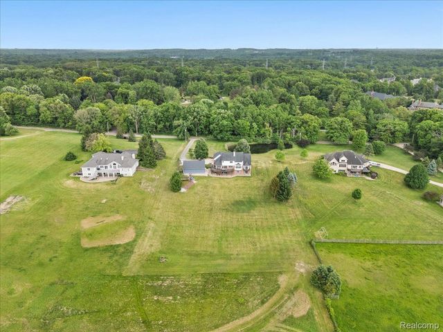 2160 W Buell Road, Oakland Charter Township, MI 48363