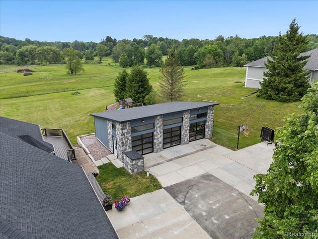 2160 W Buell Road, Oakland Charter Township, MI 48363
