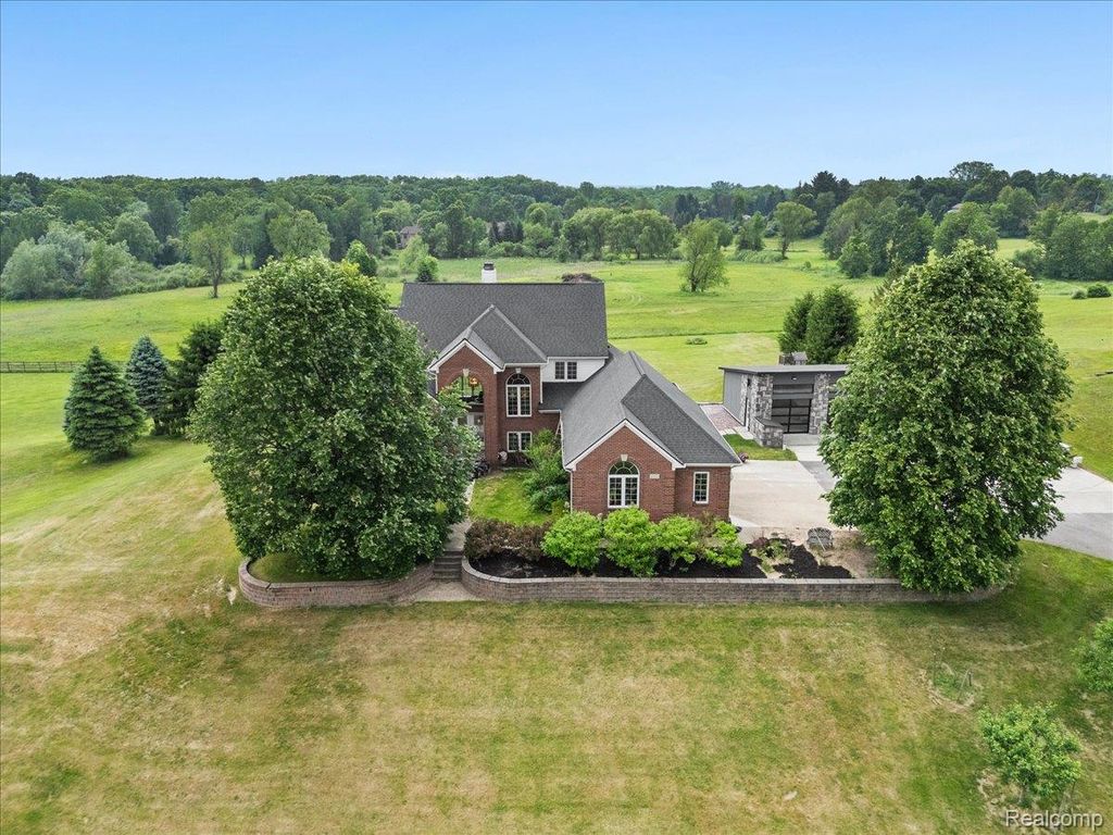 2160 W Buell Road, Oakland Charter Township, MI 48363