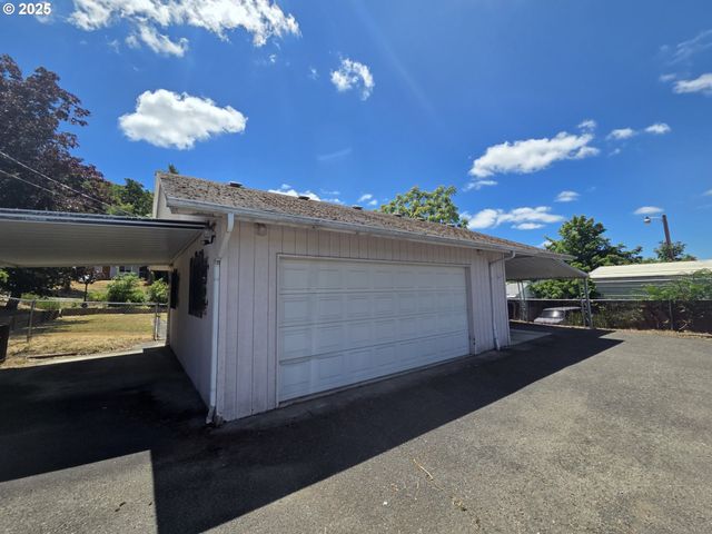 1628 Ne TAYLOR St, Roseburg, OR 97470