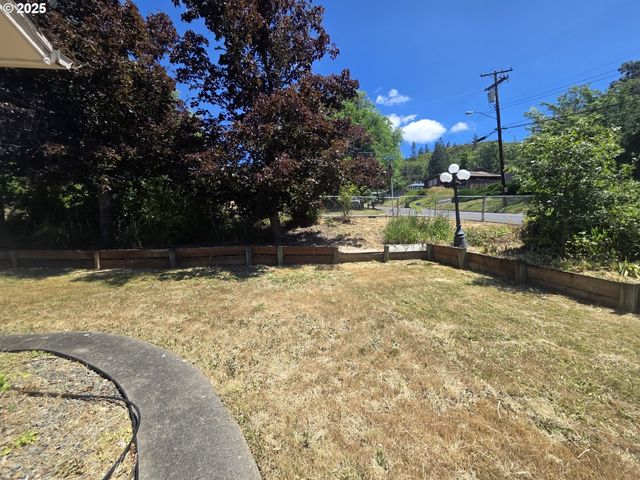 1628 Ne TAYLOR St, Roseburg, OR 97470