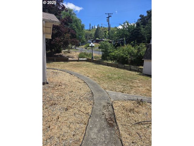 1628 Ne TAYLOR St, Roseburg, OR 97470