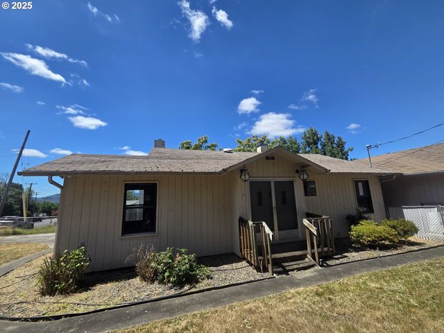 1628 Ne TAYLOR St, Roseburg, OR 97470