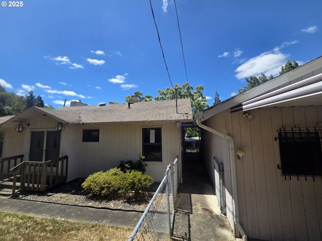1628 Ne TAYLOR St, Roseburg, OR 97470