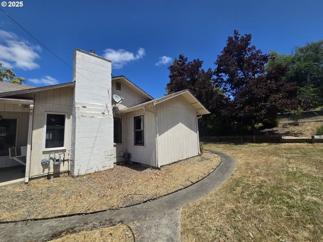 1628 Ne TAYLOR St, Roseburg, OR 97470
