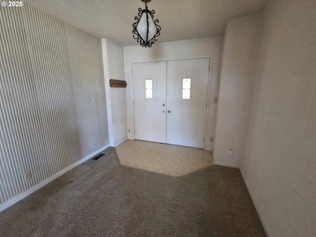 1628 Ne TAYLOR St, Roseburg, OR 97470