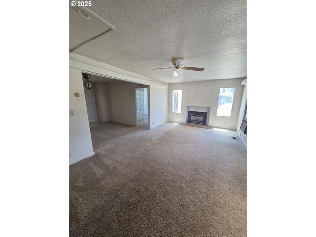 1628 Ne TAYLOR St, Roseburg, OR 97470