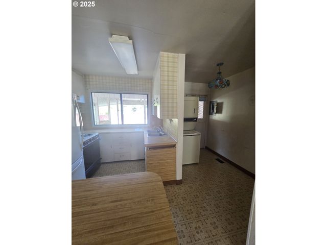 1628 Ne TAYLOR St, Roseburg, OR 97470