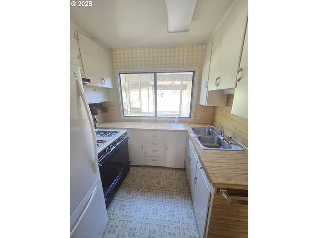1628 Ne TAYLOR St, Roseburg, OR 97470