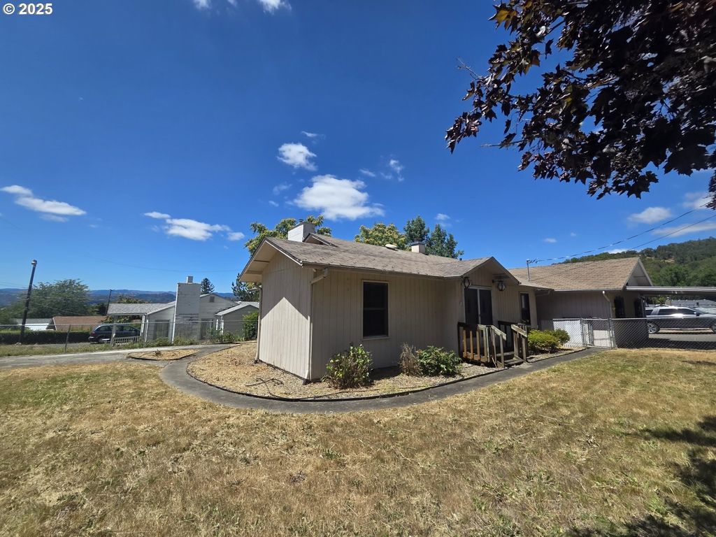 1628 Ne TAYLOR St, Roseburg, OR 97470
