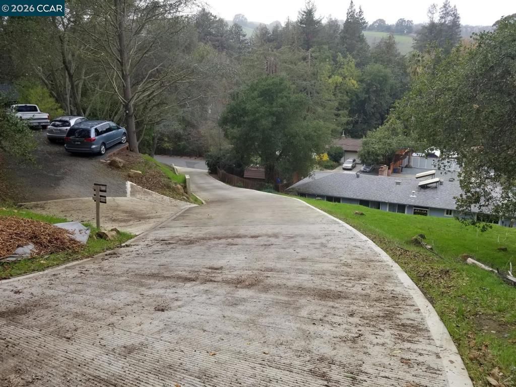 Image 5 of property listing at 16 Brandywine Way, Martinez, CA 94553