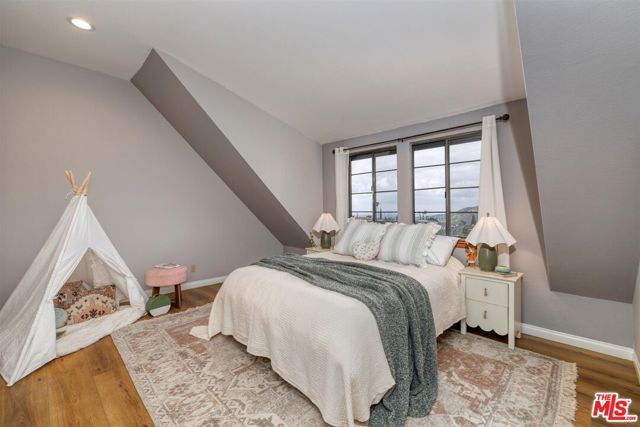 2101 Tondolea Lane, La Canada Flintridge, CA 91011