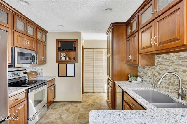 3 Generals Way Way, Halfmoon, NY 12065