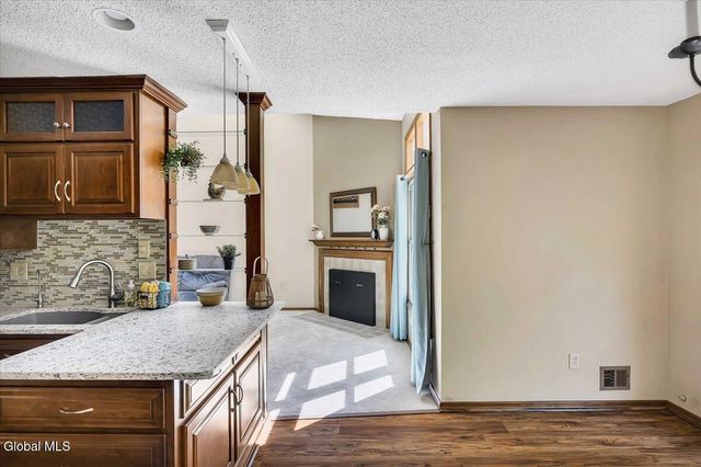 3 Generals Way Way, Halfmoon, NY 12065