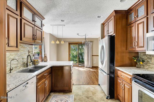 3 Generals Way Way, Halfmoon, NY 12065