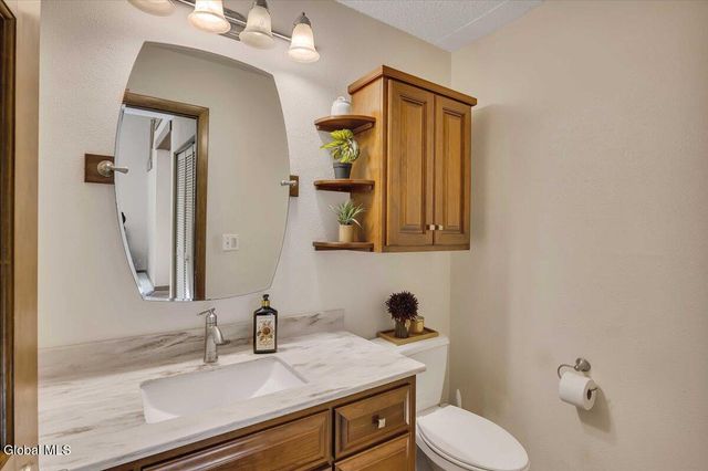 3 Generals Way Way, Halfmoon, NY 12065