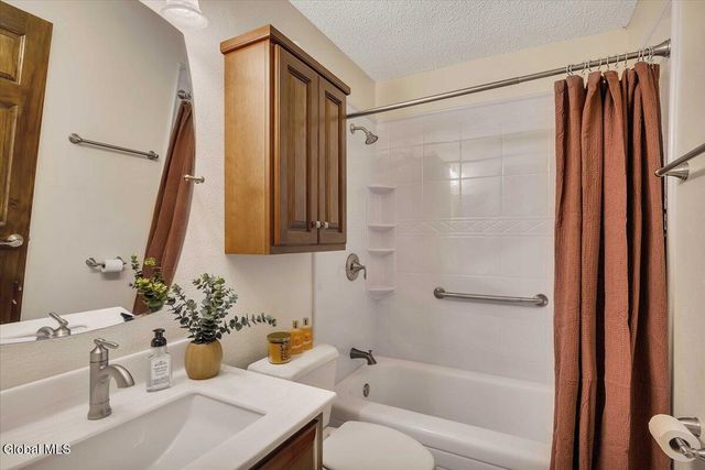 3 Generals Way Way, Halfmoon, NY 12065