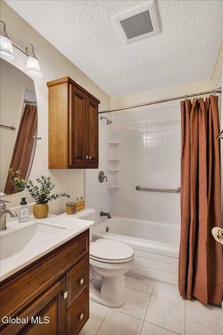 3 Generals Way Way, Halfmoon, NY 12065