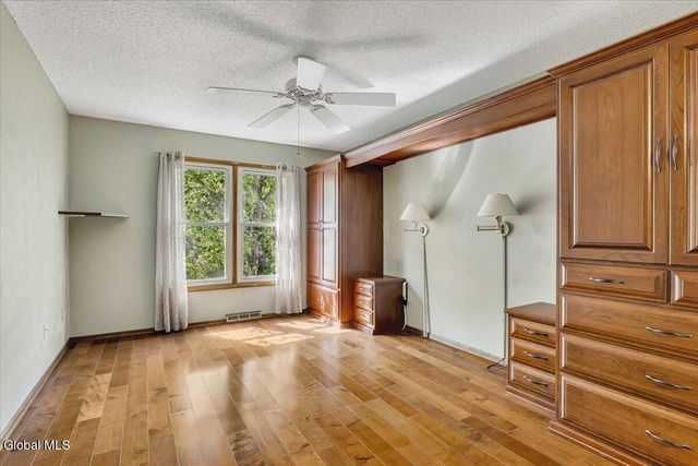 3 Generals Way Way, Halfmoon, NY 12065