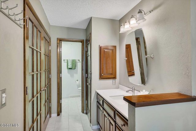 3 Generals Way Way, Halfmoon, NY 12065