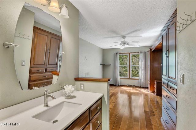 3 Generals Way Way, Halfmoon, NY 12065